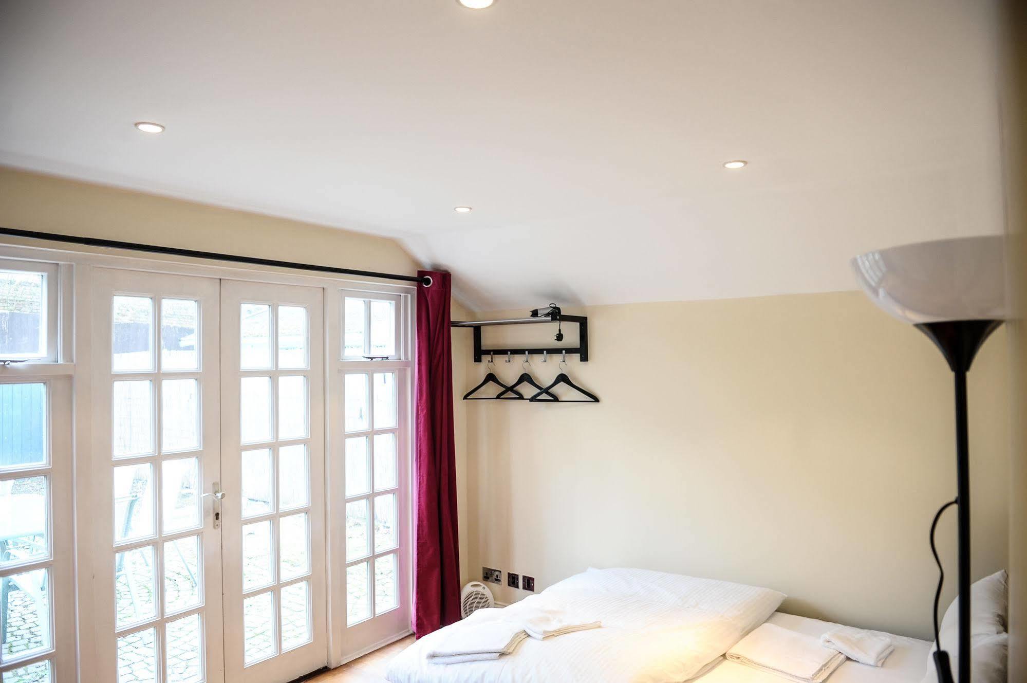 The Greyhound Cottage Чіґвелл Екстер'єр фото